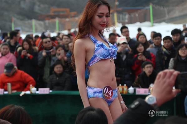 沒法直視！零下3度女大學(xué)生集體泳裝：只為1萬獎金
