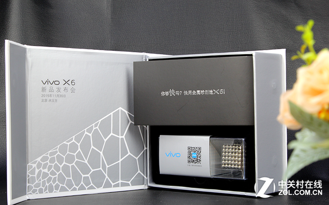 <a href=/tags/92-0.html target=_blank class=infotextkey>vivo</a> X6發(fā)布會(huì)的邀請(qǐng)函里的禮物我們并不是第一次見(jiàn)到了，這與之前中興發(fā)布會(huì)送出的禮物相同，而這些小鋼珠也是想說(shuō)明vivo X6其高達(dá)98%金屬占比的機(jī)身設(shè)計(jì)。