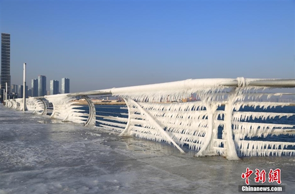 難得一見！大連海岸現冰掛奇觀：浪花結冰