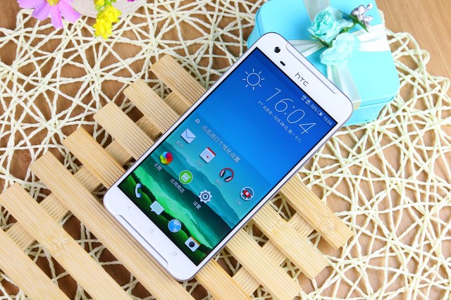HTC One X9擁有一體式的全金屬機身外觀設計，側邊框經過磨砂處理，手感表現也是不錯。整機電源鍵和音量按鍵置于手機一側，方便進行操作。另外該機在正面還有康寧大猩猩2.5D曲面玻璃，整機的觸摸手感也非常舒適。