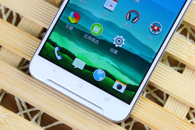 HTC One X9采用5.5寸1080p屏幕，搭載Helio X10 MT6795T處理器，還有3GB+32GB內存組合，擁有1300萬像素主攝像頭，支持OIS光學防抖，500萬像素自拍攝像頭。還配備3000mAh電池，支持雙卡雙待雙4G。