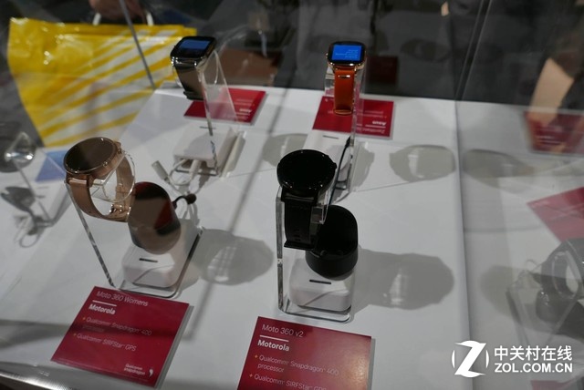 除了手機(jī)，很多用戶或許沒(méi)有注意到不少智能手表和<a href=/smart/chuandai/ target=_blank class=infotextkey>可穿戴設(shè)備</a>里面也有高通的技術(shù)。在展臺(tái)上我們看到了MOTO、LG等公司的智能手表，以及來(lái)自更多廠商的手環(huán)和可穿戴設(shè)備。他們大多使用了高通的低功耗處理器，但除此之外，高通還有定位芯片、藍(lán)牙芯片和網(wǎng)絡(luò)芯片在其中發(fā)揮作用。