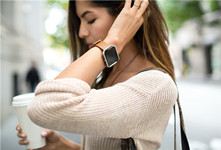 fitbit在CES上發布新產品：表帶表框都能換！