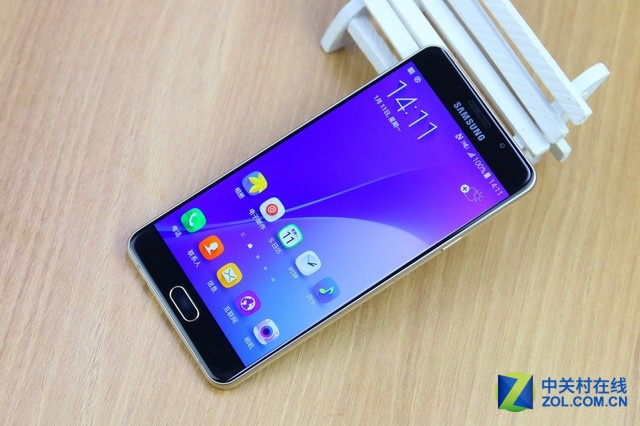 三星Galaxy A7 2016版搭載了5.5英寸1080P分辨率屏幕，采用Super AMOLED材質，機身表面為玻璃+金屬的材質，并配備了指紋識別功能。在硬件配置上采用的高通驍龍615八核64位處理器，配以3GB內存，整機性能更上一個臺階，帶來震撼的視覺體驗。在拍照方面配備了1300萬像素主攝像頭和500萬像素主攝像頭，均采用F1.9大光圈，支持OIS光學防抖。