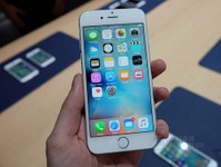 2016款三星Galaxy J1上市售價約893元