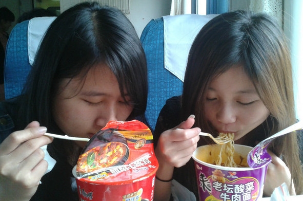 盒飯太坑！高鐵為何不賣方便面？鐵總說出真相...