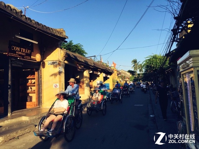 迦南島結束之后，自然就是對岸的會安古城。這里個人建議，不需要額外買票進入古城，只要有給力的走位，你也可以免費游歷。