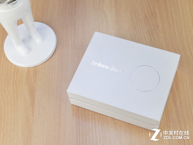 最薄光學(xué)變焦 白色華碩ZenFone Zoom賞析