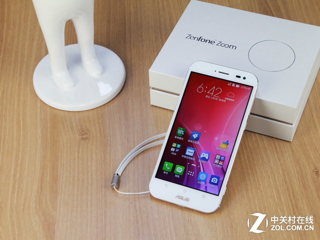 最薄光學(xué)變焦 白色華碩ZenFone Zoom賞析