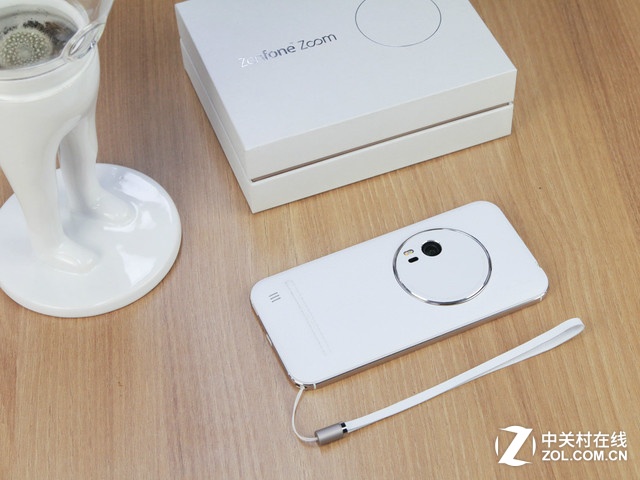 最薄光學(xué)變焦 白色華碩ZenFone Zoom賞析