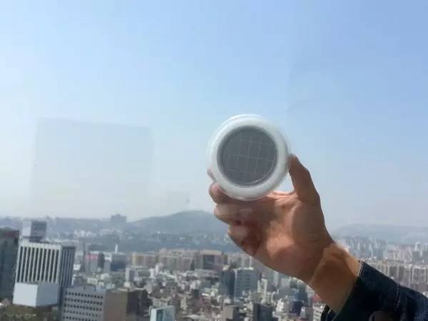 設(shè)計師 Kyuho Song 和 Boa Oh設(shè)計了一款可以直接用在玻璃上的太陽能面板插座，并且背后提供了插座方便直接輸出，整體還非常方便攜帶，環(huán)保的太陽能供電方案。