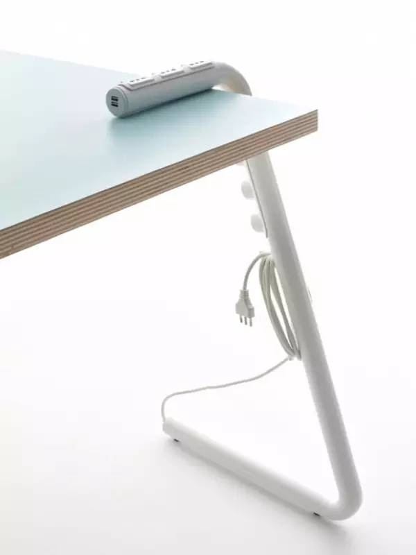 Mandalaki Table ：Mandalak設(shè)計工作室設(shè)計了這款長在桌子腿上的插座，或者說是腿上帶了插座的桌子，把桌子腿“拉長”到桌面上，多出來的一截上裝有多個電源插座。