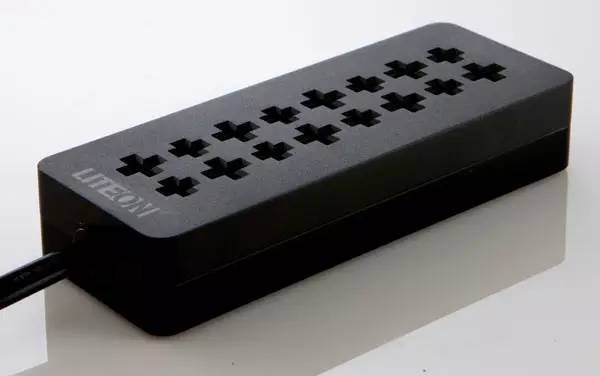 設(shè)計師 Hung Wang 設(shè)計的名為 Cross Power Strip 的插座，它將火線、零線通過大小十字插口標(biāo)示出來，等距孔位交錯排列，讓插頭可以自由變換方向。