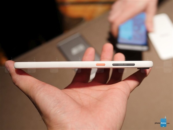 略丑的個(gè)性設(shè)計(jì) HTC Desire三新機(jī)上手