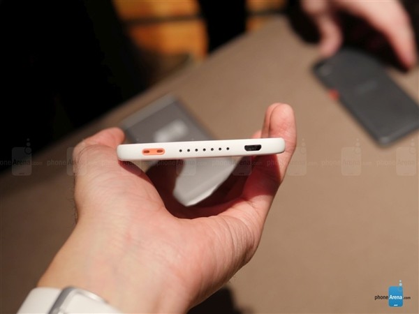 略丑的個(gè)性設(shè)計(jì) HTC Desire三新機(jī)上手