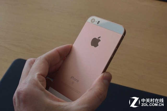 玫瑰金是讓別人一眼認出iPhone SE的重要依據，買什么顏色秒懂了吧。