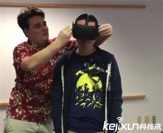 全球首臺Oculus Rift消費版收貨啦：創始人送貨上門