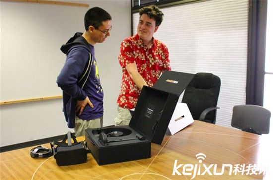 全球首臺Oculus Rift消費版收貨啦：創始人送貨上門