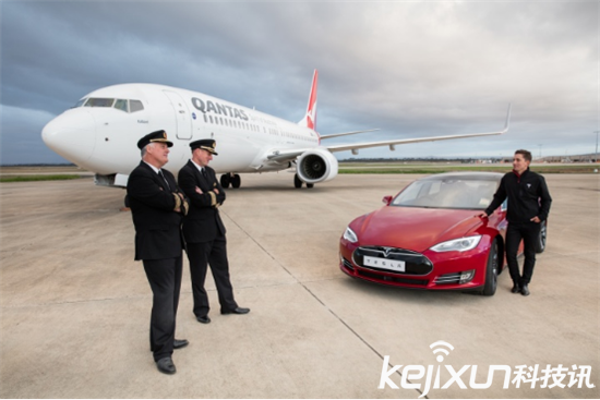 Model S公然追逐飛機 最強急速跑車來襲！