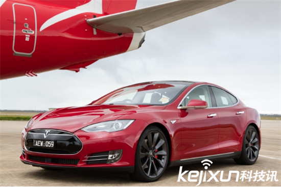 Model S公然追逐飛機 最強急速跑車來襲！