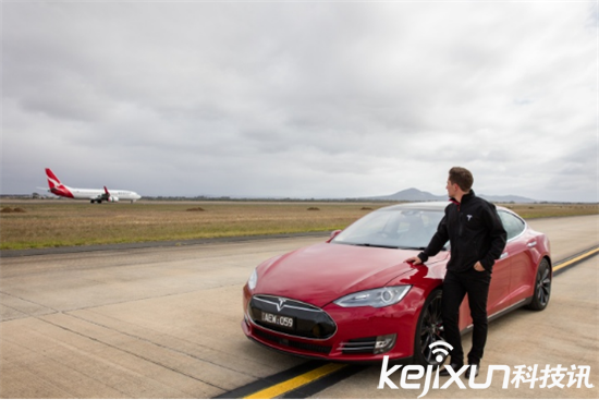 Model S公然追逐飛機 最強急速跑車來襲！