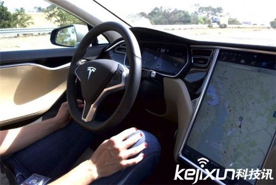特斯拉汽車自動躲避車禍 無人駕駛真安全？