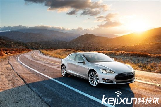 特斯拉汽車自動躲避車禍 無人駕駛真安全？