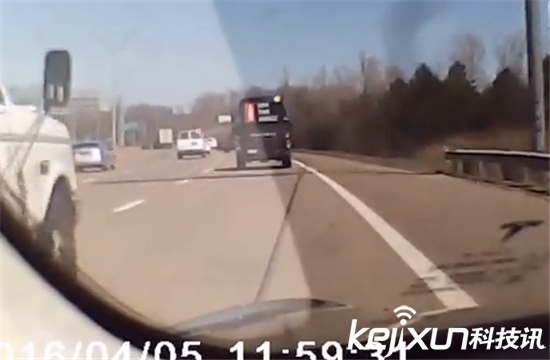 特斯拉汽車自動躲避車禍 無人駕駛真安全？