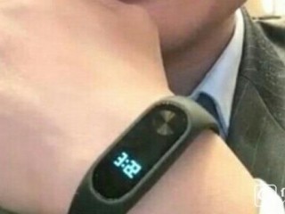 小米手環二代實物大曝光：真的有LED顯示屏