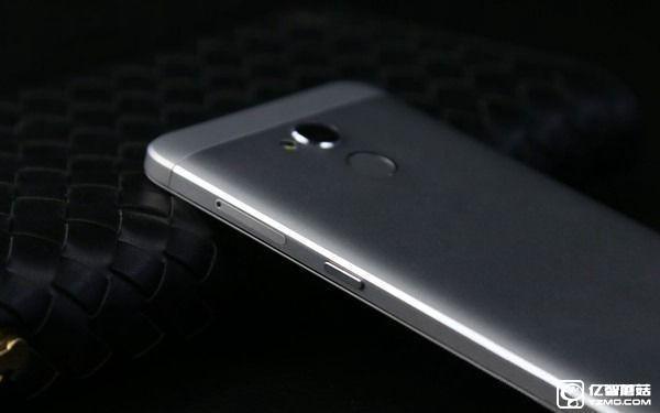中興Blade A2和A1哪個好？中興Blade A2與A1區(qū)別對比