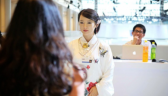 多款高仿真美女機器人現身達沃斯：與真人如同姐妹