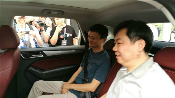 馬云親試首款互聯網汽車榮威RX5 贊不絕口：買！