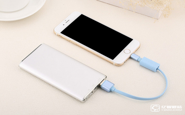 優(yōu)尚金屬手環(huán)手機充電線：戴在手腕上的蘋果手機數(shù)據(jù)線