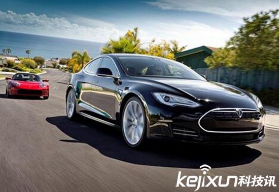 特斯拉電動汽車 緊急呼叫支援兵完善無人駕駛！