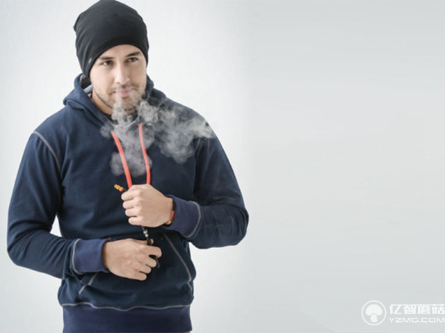 如何抽煙才能彰顯高逼格？藏在衣服里抽