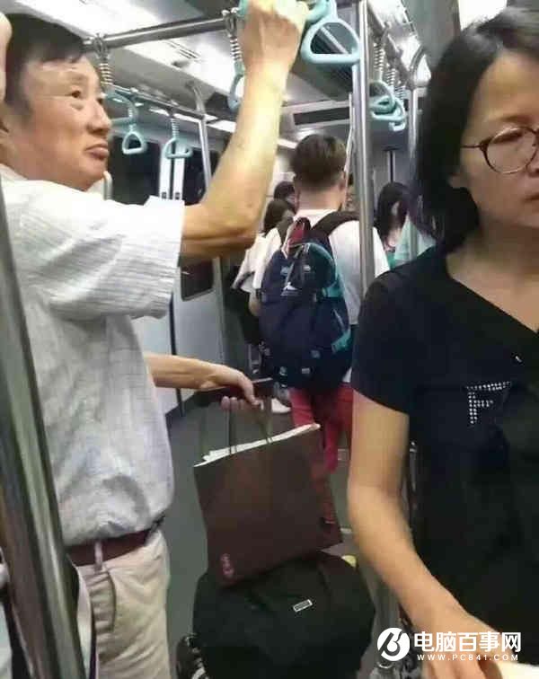 低調！華為創始人任正非自己提行李擠車廂