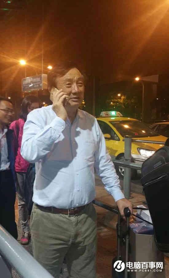 低調！華為創始人任正非自己提行李擠車廂
