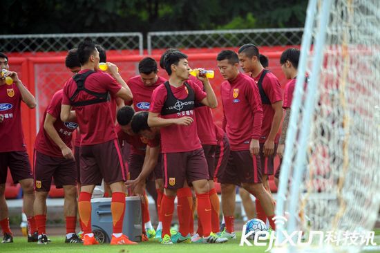 國足沈陽備戰下場同伊朗比賽 隊員訓練身上所穿內衣是什么？