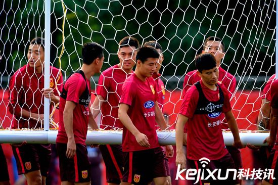 國足沈陽備戰下場同伊朗比賽 隊員訓練身上所穿內衣是什么？