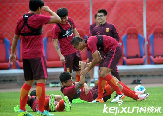 國足沈陽備戰下場同伊朗比賽 隊員訓練身上所穿內衣是什么？