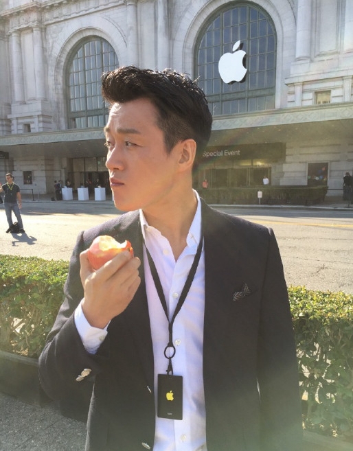 iPhone7發布會邀請唯一中國明星：蘋果總部門前啃蘋果