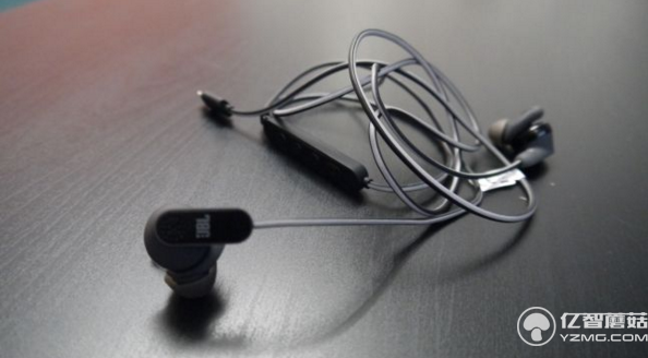 JBL新款入耳耳機體驗 無需充電就能降噪 