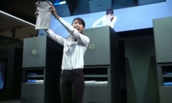 全自動疊衫機(jī)Laundroid 1：10分鐘疊完一件讓人著急