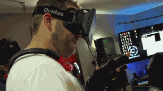 穿上Control VR外設 虛擬角色手指都能活動了