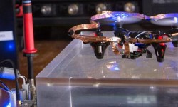 無人機實現邊飛邊充電 解決續航不給力的難題