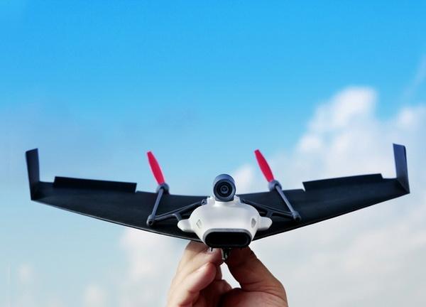 紙飛機帶上這個裝置秒變無人機 還能用VR體驗飛行