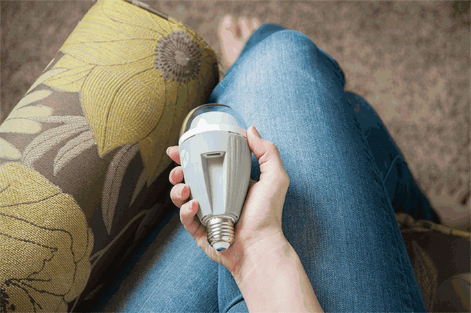 你見過懸浮充電，那你見過燈泡給手機充電嗎？