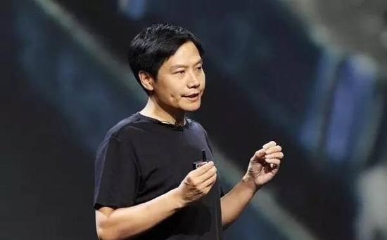 美女問雷軍你的朋友很多人用蘋果？雷軍的回答值得點贊