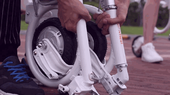 下了車(chē)照樣“飆”！一個(gè)背包就能裝下這款電動(dòng)車(chē)