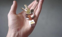 Nipper應急神器！能讓你用普通AA電池給手機充電